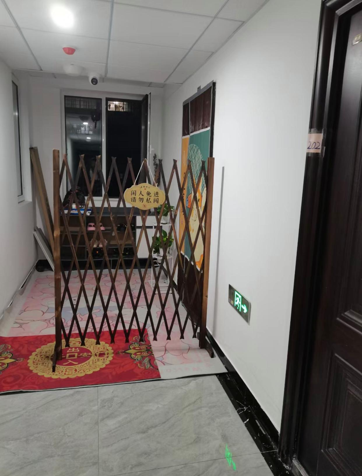 真是让人哭笑不得😂，都什么年代了，还有这种奇葩邻居！

这户业主的邻居，早早的