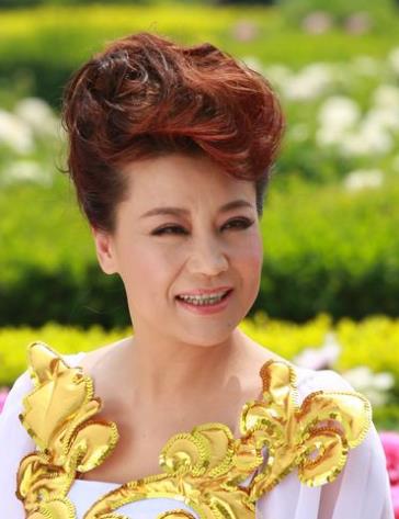 2004年，45岁王为念净身出户，与小香玉离婚。没多久，小香玉带着王为念的家产，