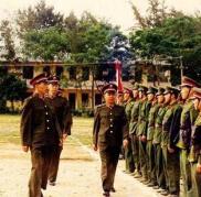 1984年，越战一等功臣杜海山被妻子告上法庭，因他每月工资72元，却只上交家里6