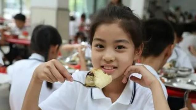 重庆一中学食堂饭菜学生被曝光，菜少价高糊弄人，官方已介入调查
