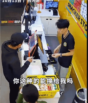 广西换硬币事件，打人男子必定会为他冲动的后果买单，但是细品一下整个事件，收银员被