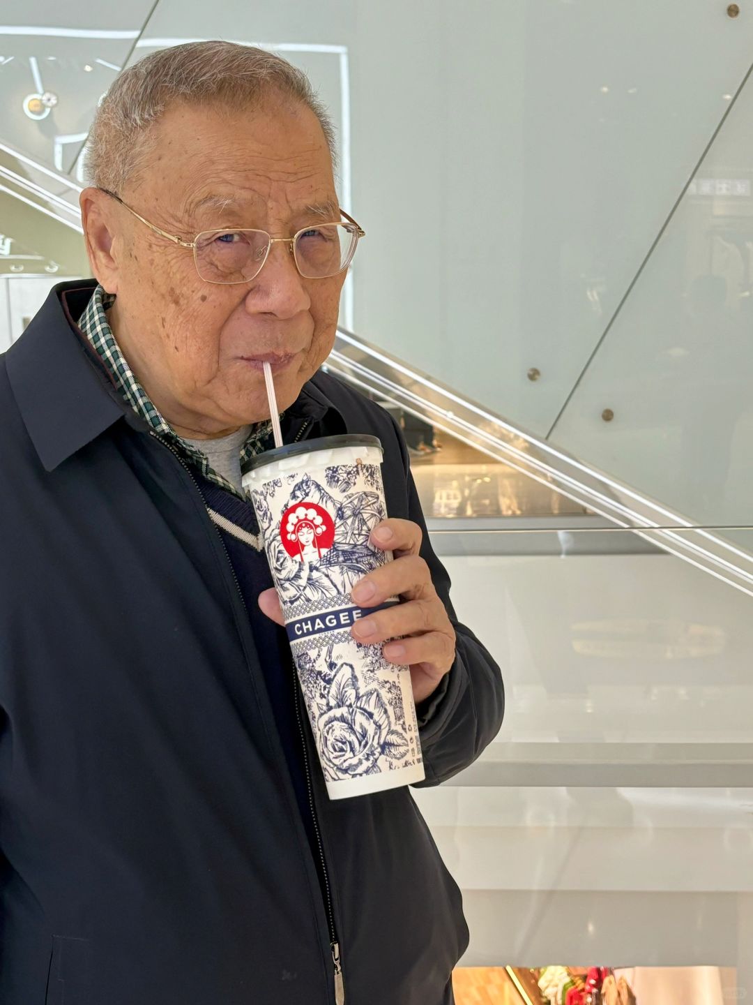 爱喝奶茶的老baby能有什么坏心思呢
虽然喝到奶茶很开心
但是霸王茶姬没有茶颜悦