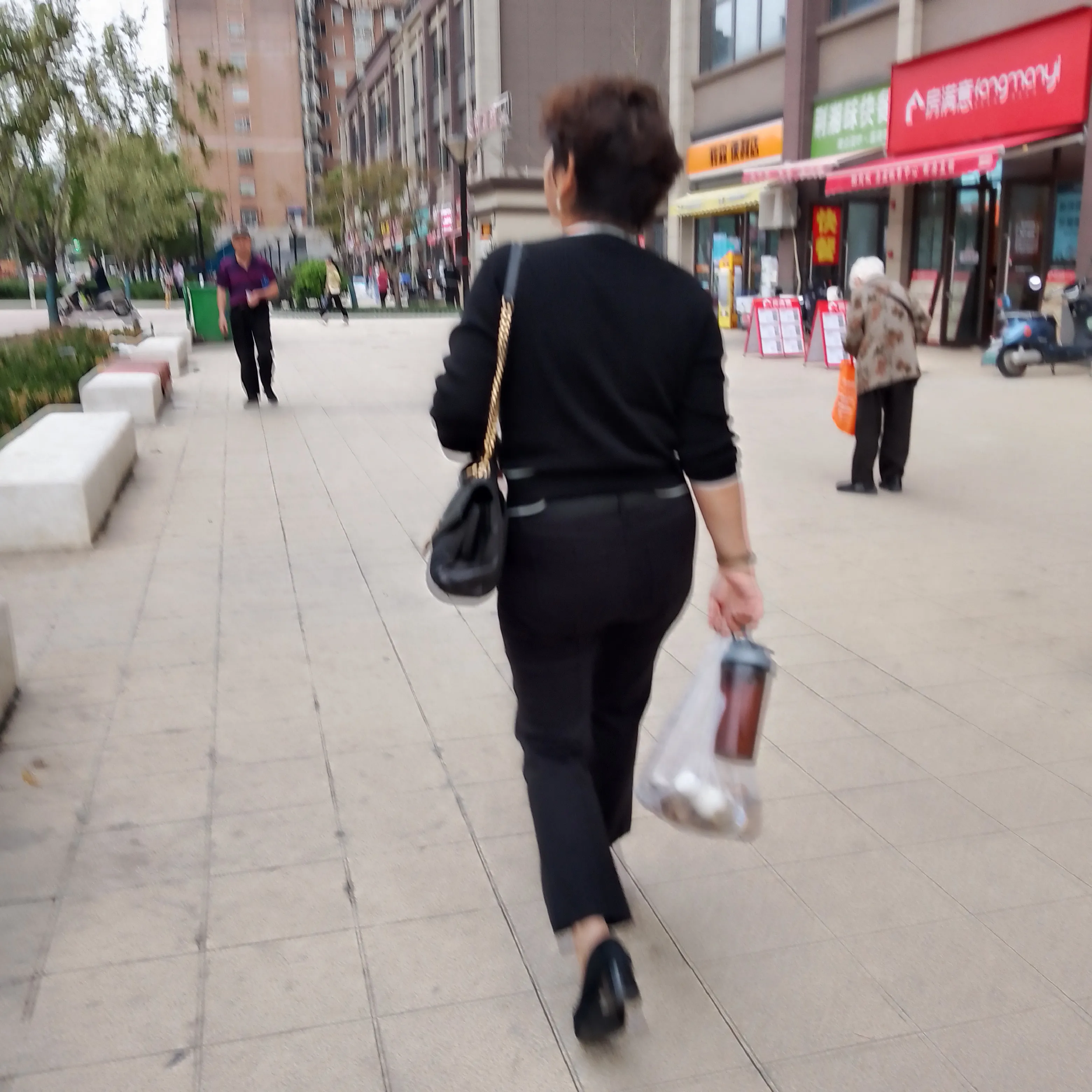 我养的不是女儿，而是祖宗。
     女儿放假回来以后，我们已经发生无数次的争吵
