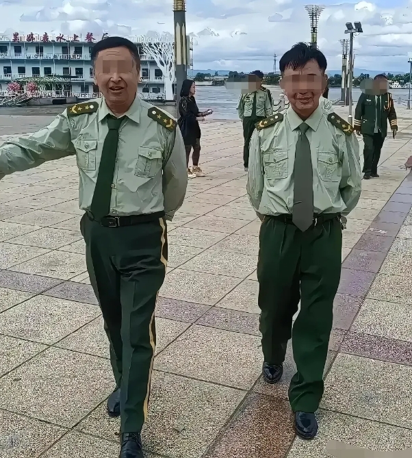 这是什么新军种，还是部队的文工团，看这肩章只是是师级以上干部！