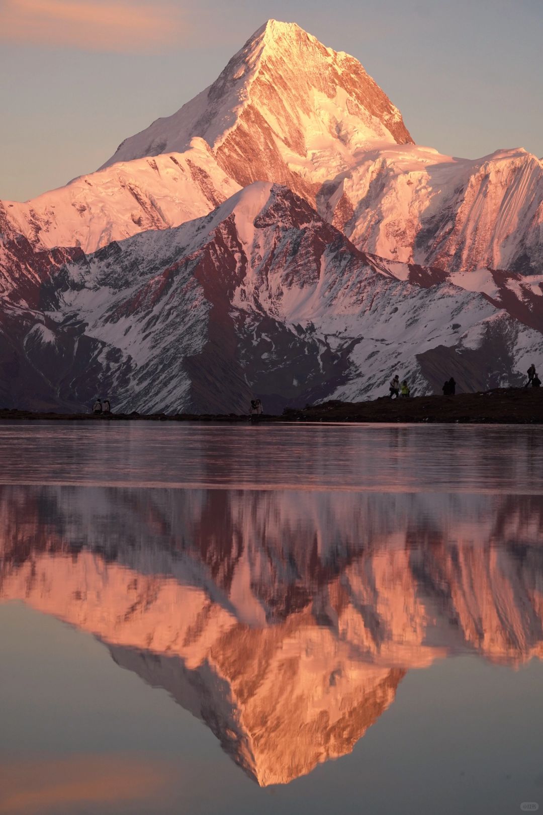 我这张贡嘎雪山可以封神吗
虽然是封山前的库存照片
但是，真的超美啊啊啊啊啊啊
让