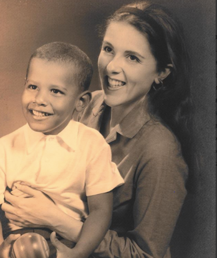 1961年，18岁的奥巴马母亲被黑人穷小子骗婚生子抛弃。她却一直告诉儿子：“你爸