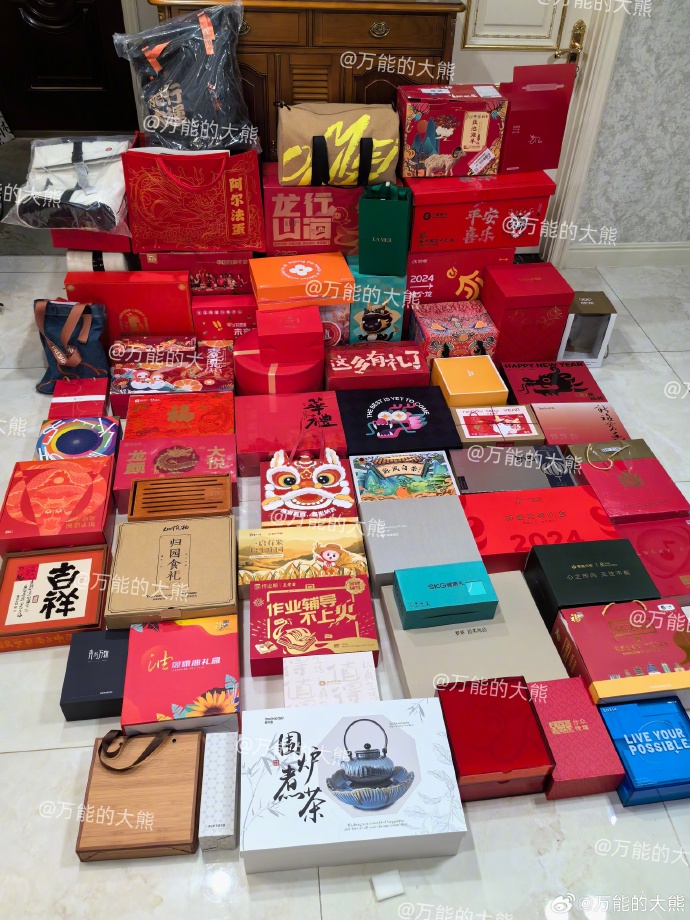 今年收到的新年礼物似乎比往年还多一些，证明经济还是在回暖。今年的礼物春联年画少了
