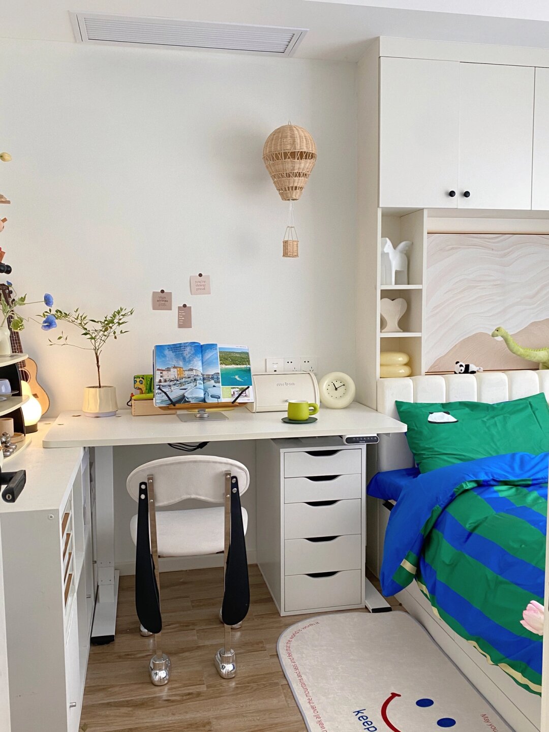 7 ㎡榻榻米房｜L型半包围书桌真的太香了！
带飘窗的小卧室，延伸出来做了榻榻米。