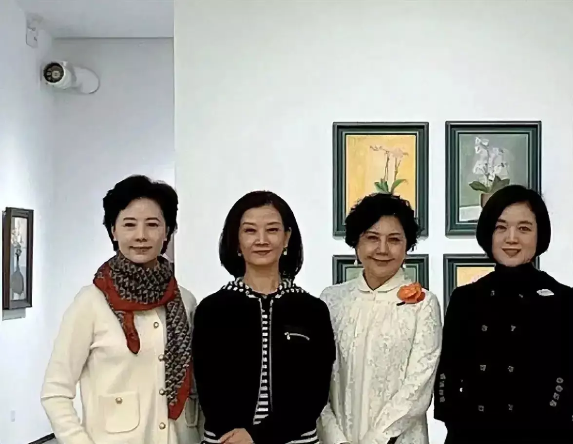 57岁宋祖英现身好友白雪的画展，宋祖英变化太大了，网友：宋祖英和白雪在一起，显得