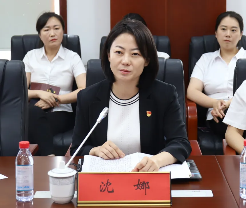 沈娜，42岁，现任吉林某市委常委、市纪委书记。一般来说，22岁本科毕业，通过20