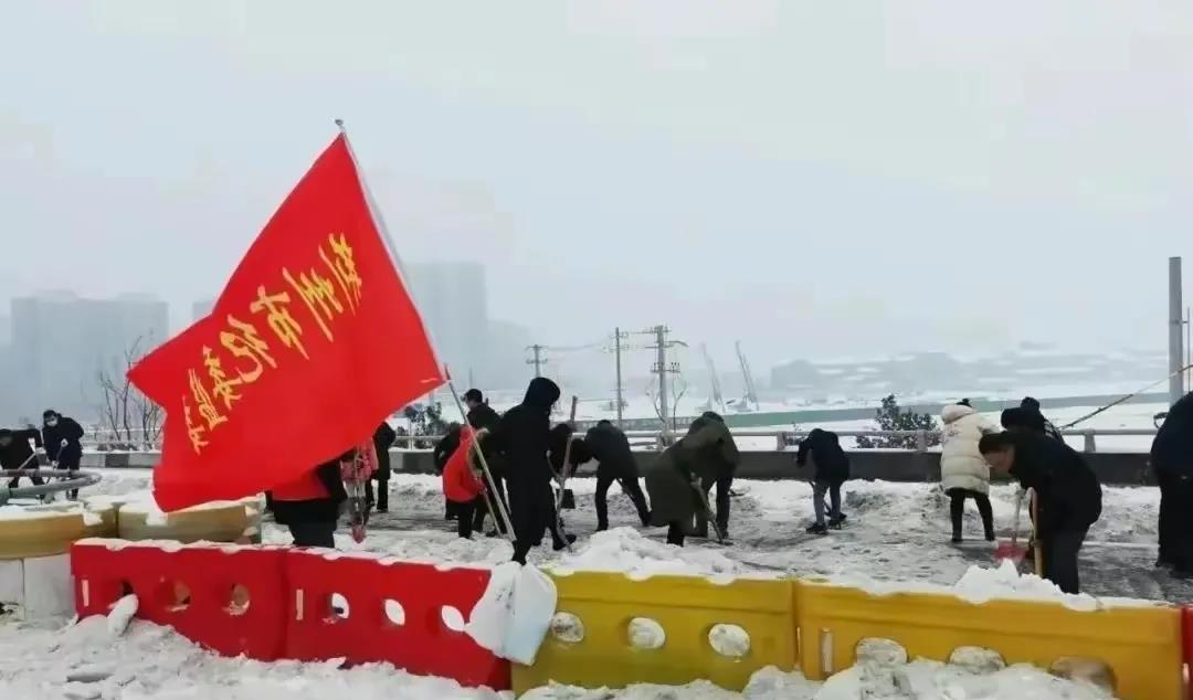 闹大了！湖北1.2万人高速除雪后续！
我敢说，这1.2万人绝大多数是基层一线工作