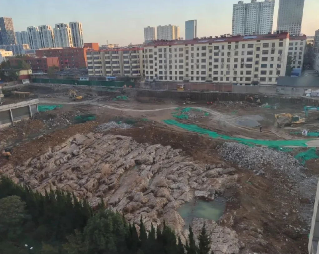 临沂市兰山区通达路，挖出大型大副巨石阵，排列整齐，气势壮观，这就是沉睡多年的远古