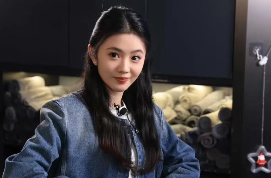 刘浩存通过《脱轨》的演技赢得了观众的认可，口碑有所好转；鞠婧祎利用美商和舞台展现