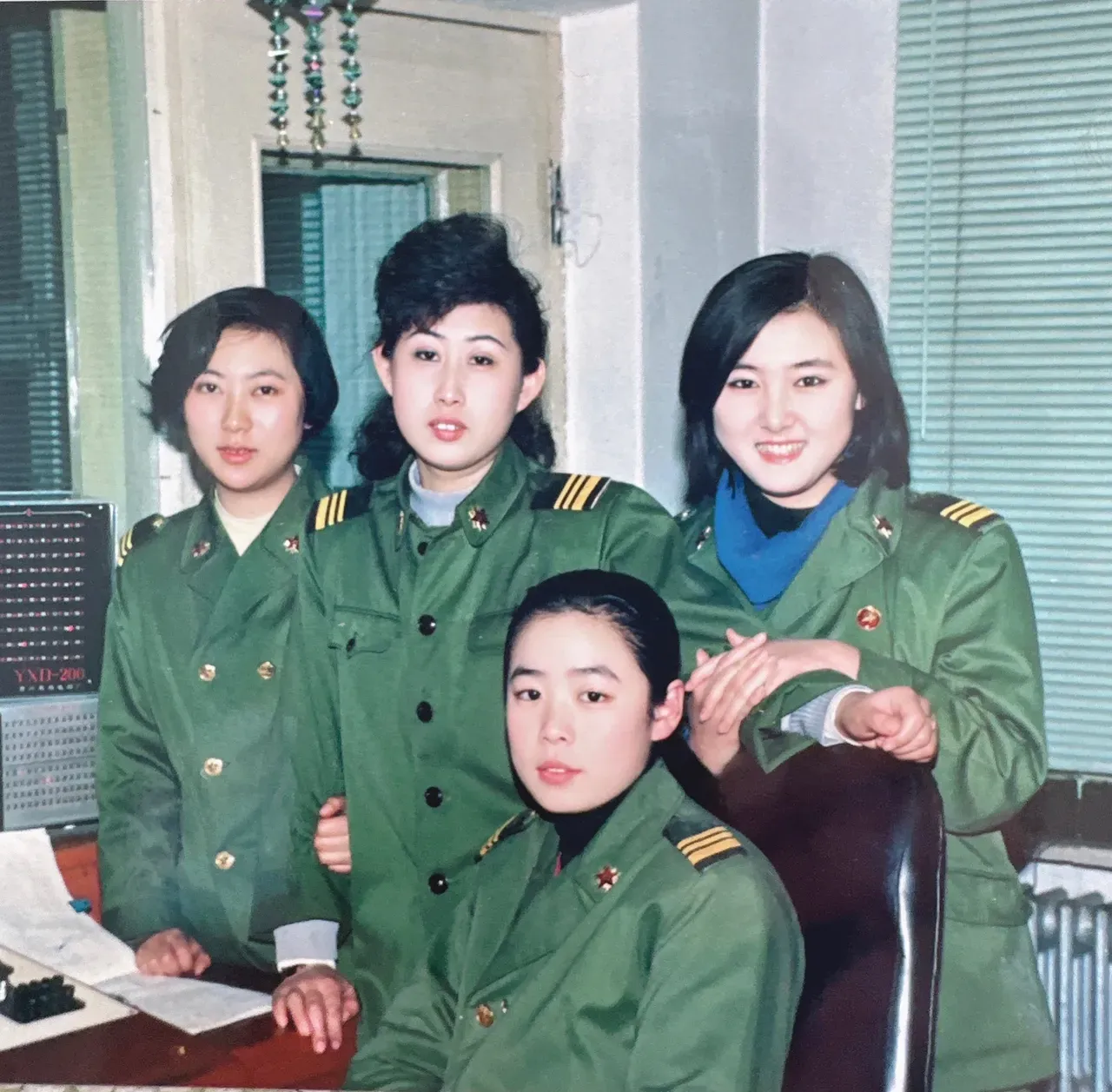 如果搁到现在，这四个女兵的着装没一个能逃过纠察的眼睛，尤其是左二这个烫头的，简直