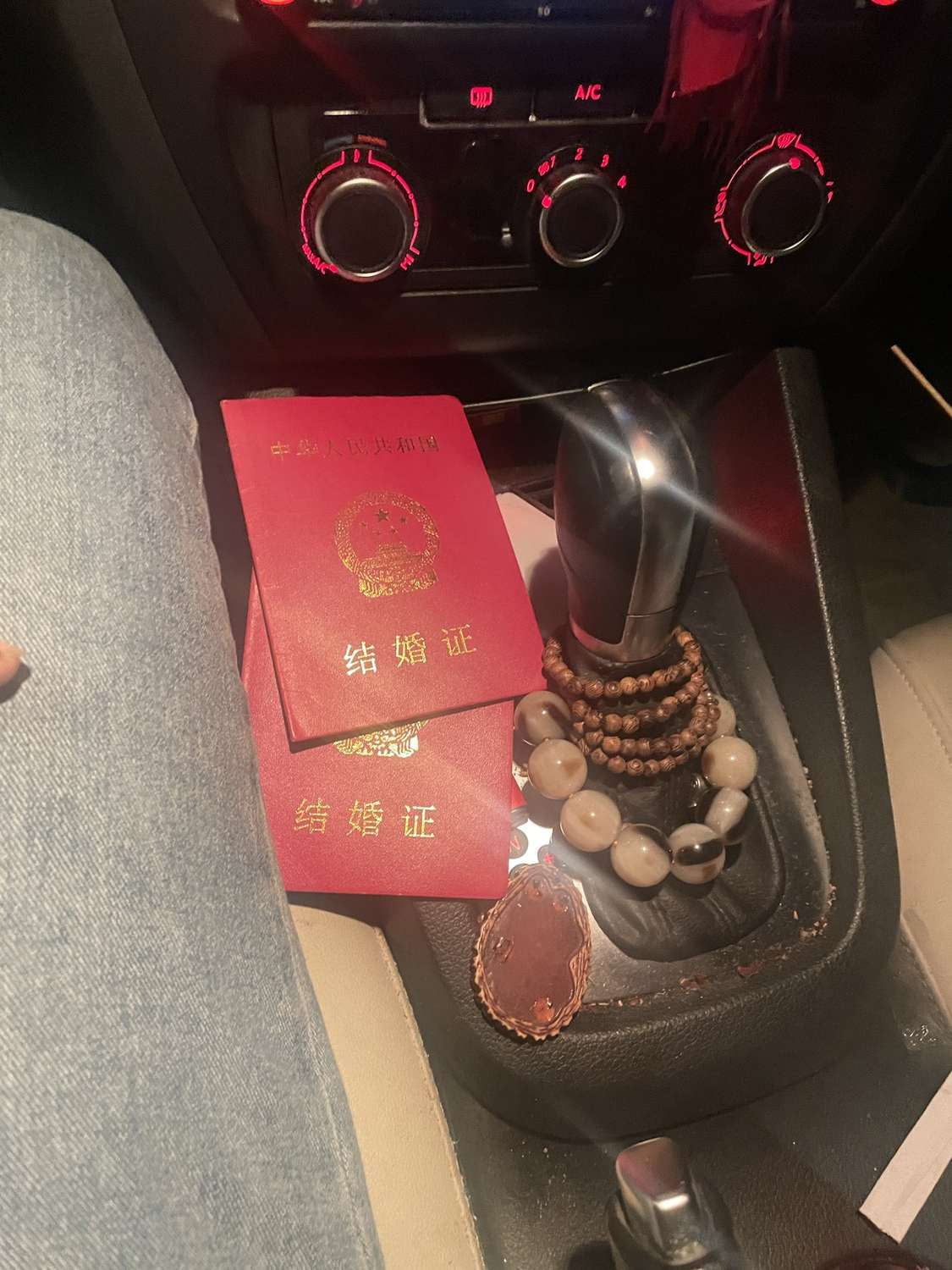 没想到我也有这一天，凌晨三点下班顺路送师傅回去，送完人准备到小区路口看见熟悉的身