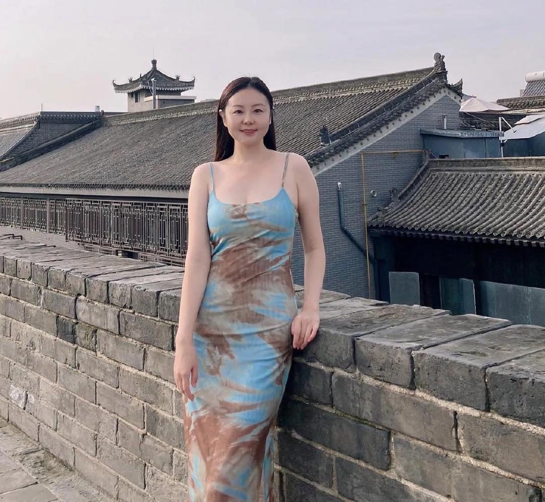 1998年，我记忆中的画面定格在表姐身着华美旗袍的那一刻。那时，她在城墙附近，宛