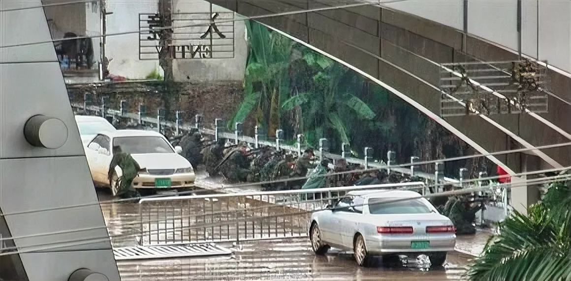 谁还记得当年这一小队果敢同盟军死守这座桥的图片没有，明明放下武器退入2米的中国就