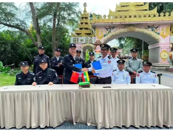 现在的缅甸，有两件事很有意思：

1、靠近咱们这一侧的克钦邦、掸邦打得热火朝天，