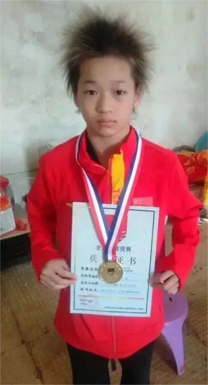 一碗“热干面”起热议！情商堪忧？
记者采访全红婵，问武汉的热干面好吃不好吃，全妹