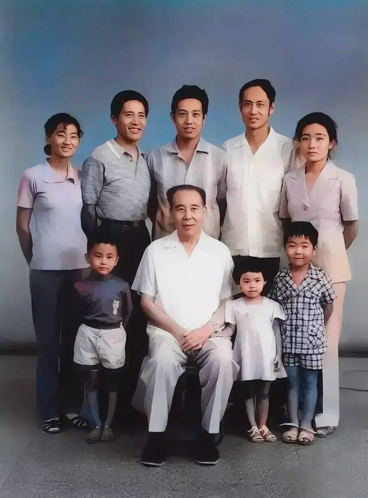 1981年，黄永胜保释出狱，和家人在青岛留下了这张合影。镜头下，他坐在中间凳子上