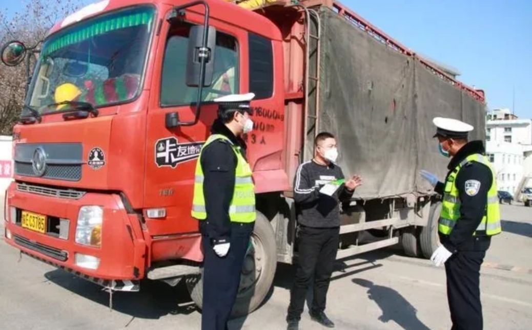 山西忻州，一司机驾驶货车被交警发现行驶4小时休息时间少于20分钟，对其罚款200