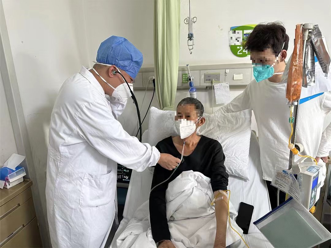 “这是个老烟民！”湖北咸宁，一53男子平均每天抽10包烟，如今他却住进来医院，肺