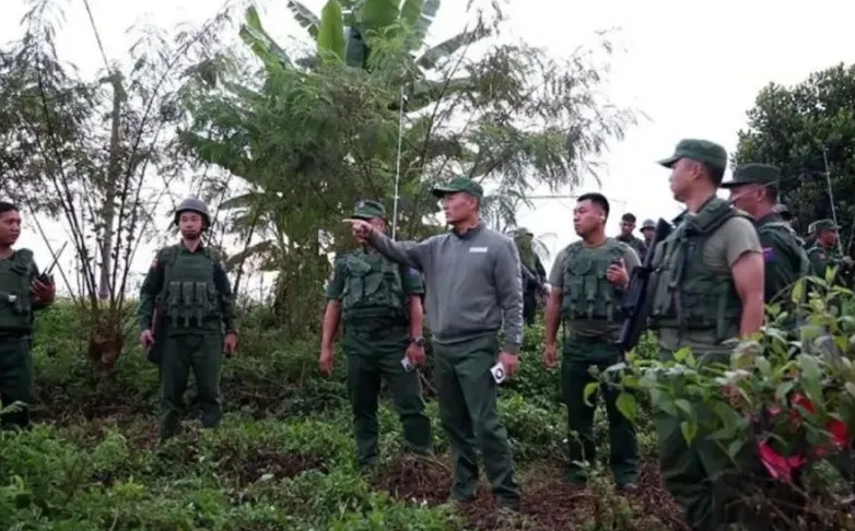 果敢同盟军总司令彭德仁对全军发表讲话；同志们！今天我们果敢民族可以扬眉吐气了，我