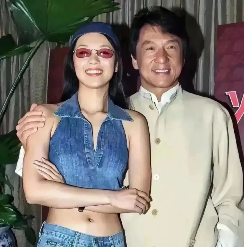 成龙70岁妻子罕见亮相，尽显贵妇风采！短裙搭配名牌包散发高贵气息
成龙大哥迎来7