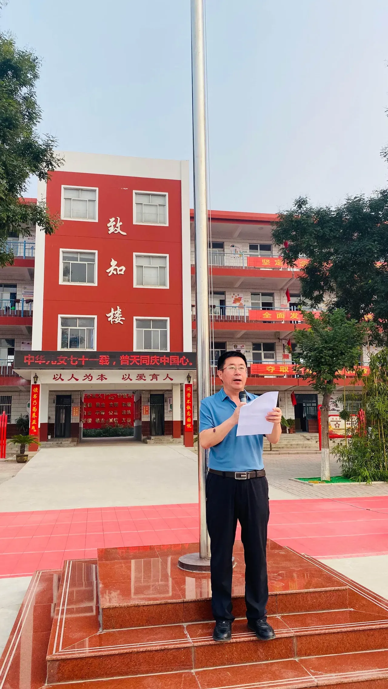 徐州二中的校园言论引起了公众的广泛关注。在国旗下的一次讲话中，一位副校长提出了一