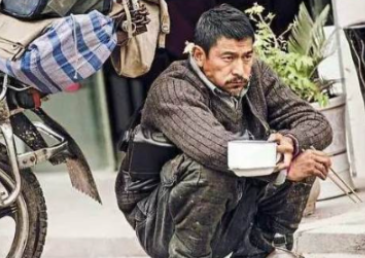 片场上，没有卸妆的刘德华其貌不扬的融进了群演，和他们蹲在路边吃盒饭。迎面却有一位