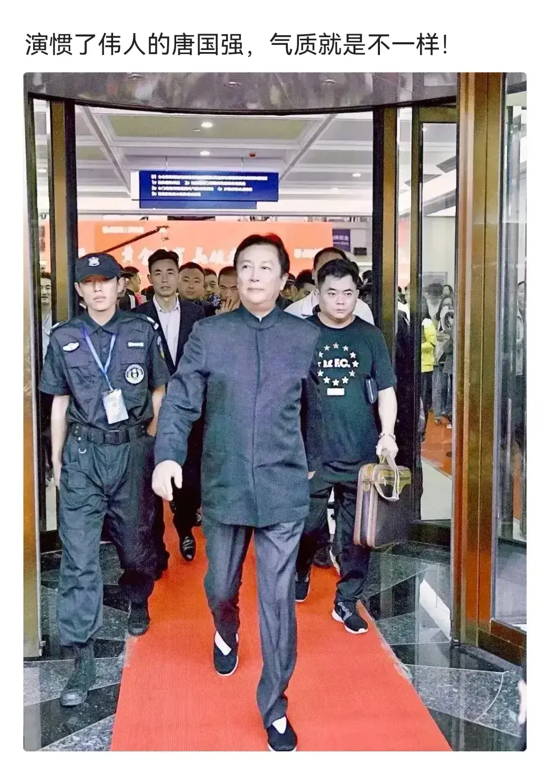怎么演也达不到伟人的高度。