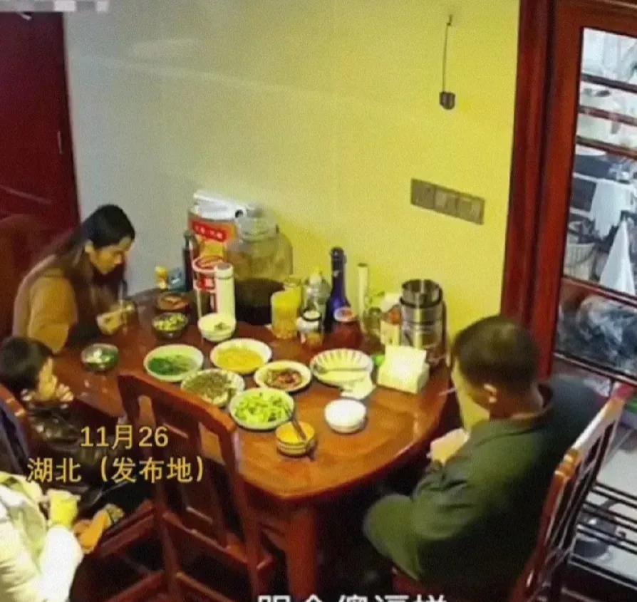一个家庭最沉痛的瞬间！近日一段引起轰动的视频流传甚广。画面中，一家人围坐餐桌用餐
