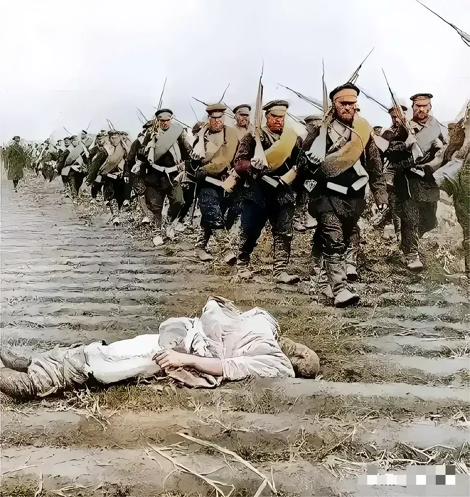 日俄战争期间，行进在中国土地上的俄国士兵。