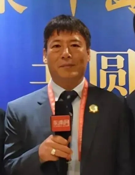 一定要记住这个人了！他叫林清朝，来自福建莆田，是缅甸福建总商会创会会长，缅甸凌州