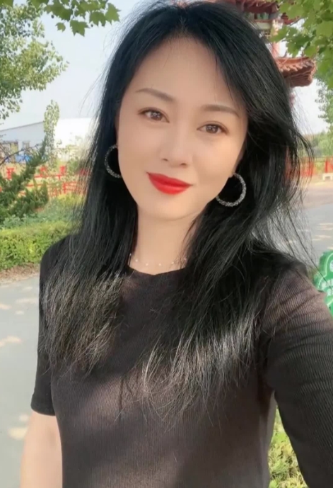 一个中年女人被一名18岁小伙子撩了，虽然她没感觉，但还答应和他一起看电影。电影中