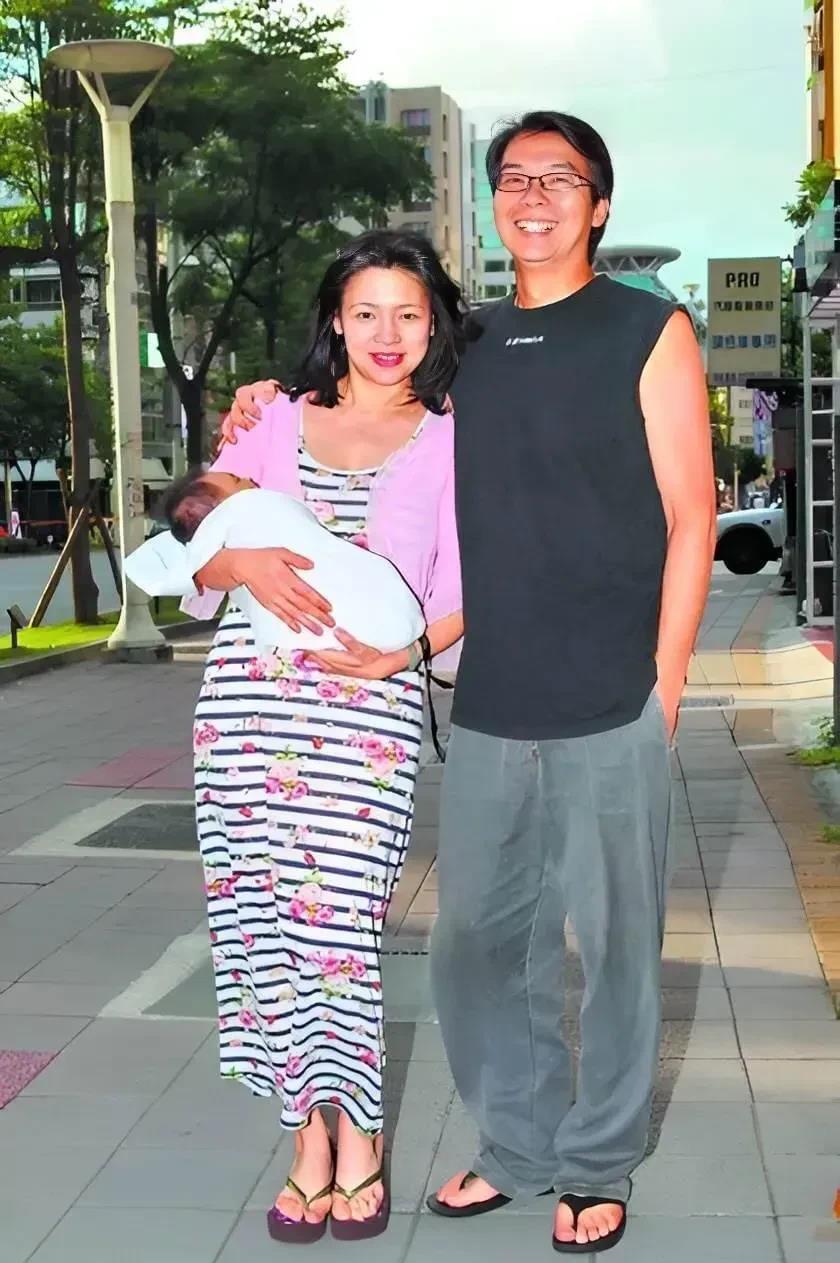 大家还记得照片上这个抱着孩子的女人吗，当年一张光碟事件，让她瞬间在台湾名声大噪，