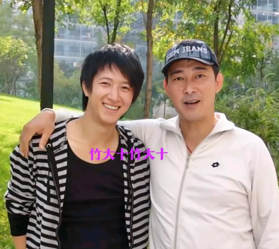 才知道右边的演员去世了，我说咋看不到他演戏了呢？都去世13年了。
他长相帅气儒雅