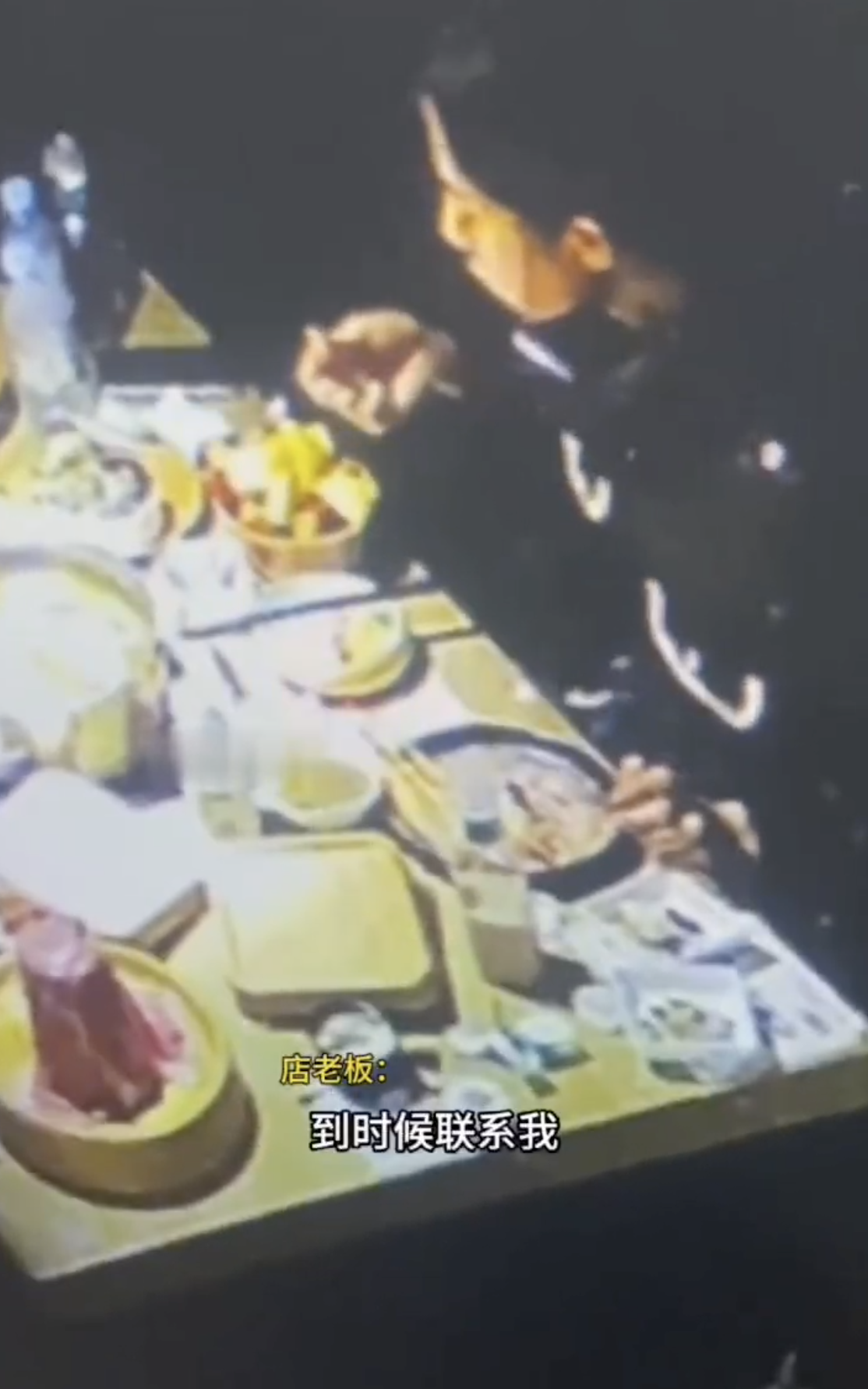 山东潍坊，一个女的在饭店吃饭，为了不想结账，把手伸进裤子里拔下体的毛放进菜里，拒