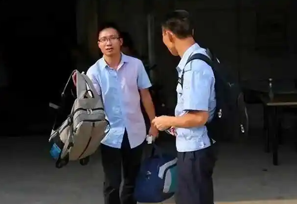 广西的两位复读生吴善柳和唐尚珺曾是钦州二中的同学。吴善柳花费8年的复读时间成功夺
