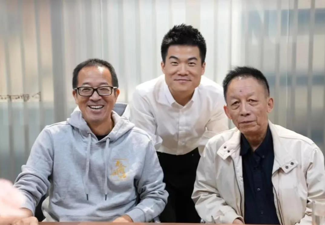 
易中天曾经问董宇辉:你知道诸葛亮为什么选刘备吗？当时的形势孙权明显更强！

董