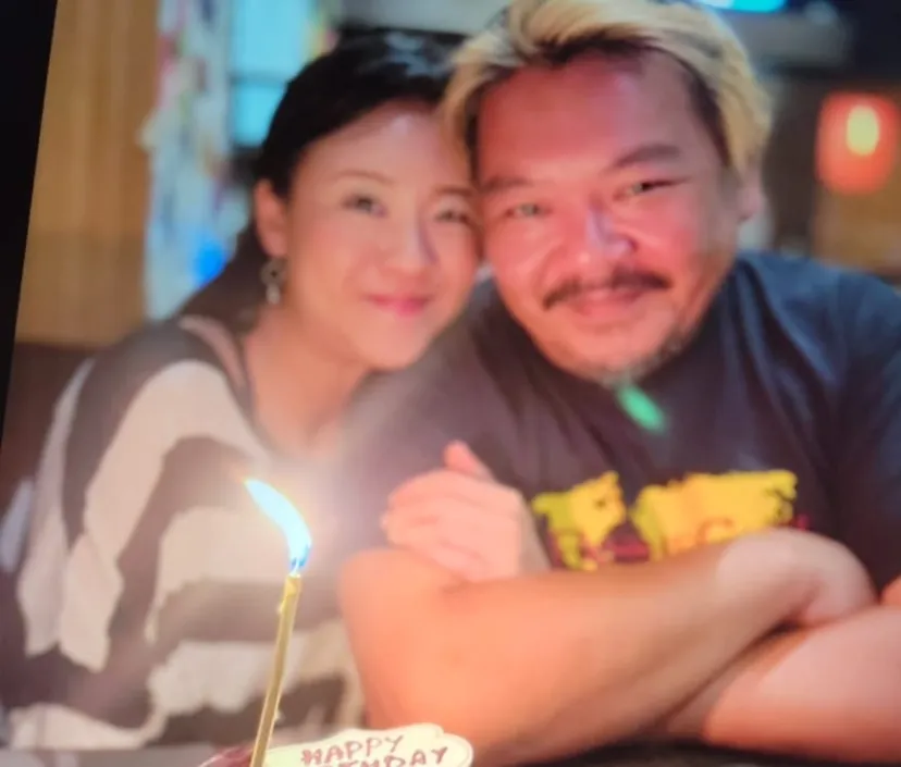 香港知名主持人婚内出轨，与陌生女子接吻照被曝出。

据港媒爆料，香港知名主持人、