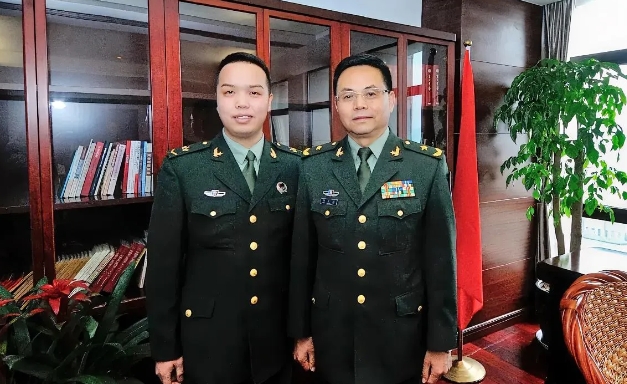 大家仔细看，我突然发现了士官和将军最大的区别。
这是一名士官和一名少将的合影，都