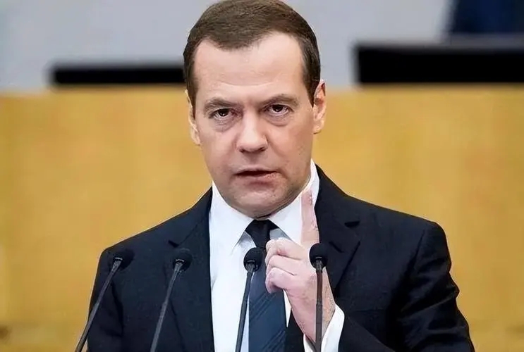 俄乌冲突渐渐朝着魔幻方向发展了……近期，俄联邦安全会议副主席梅德韦杰夫声称，俄罗