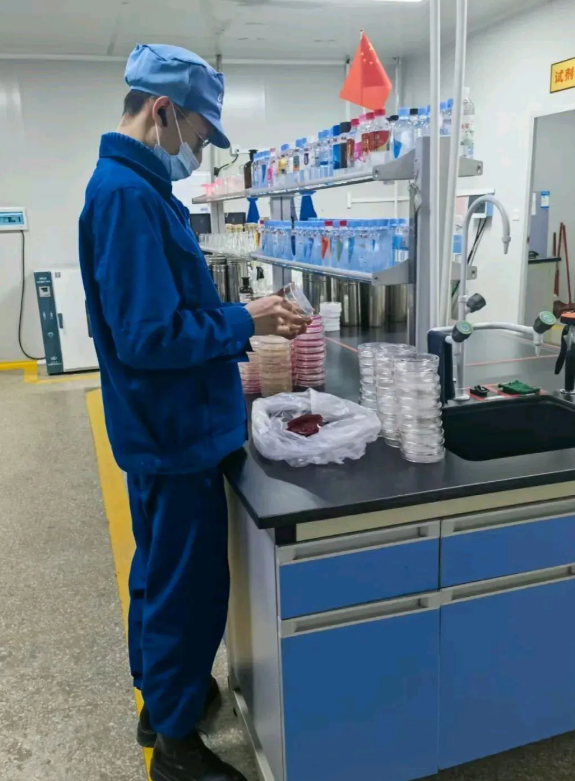 交往不久的男朋友昨天厂里面发工资了，6305元。我对他说，让他留305元用作为零