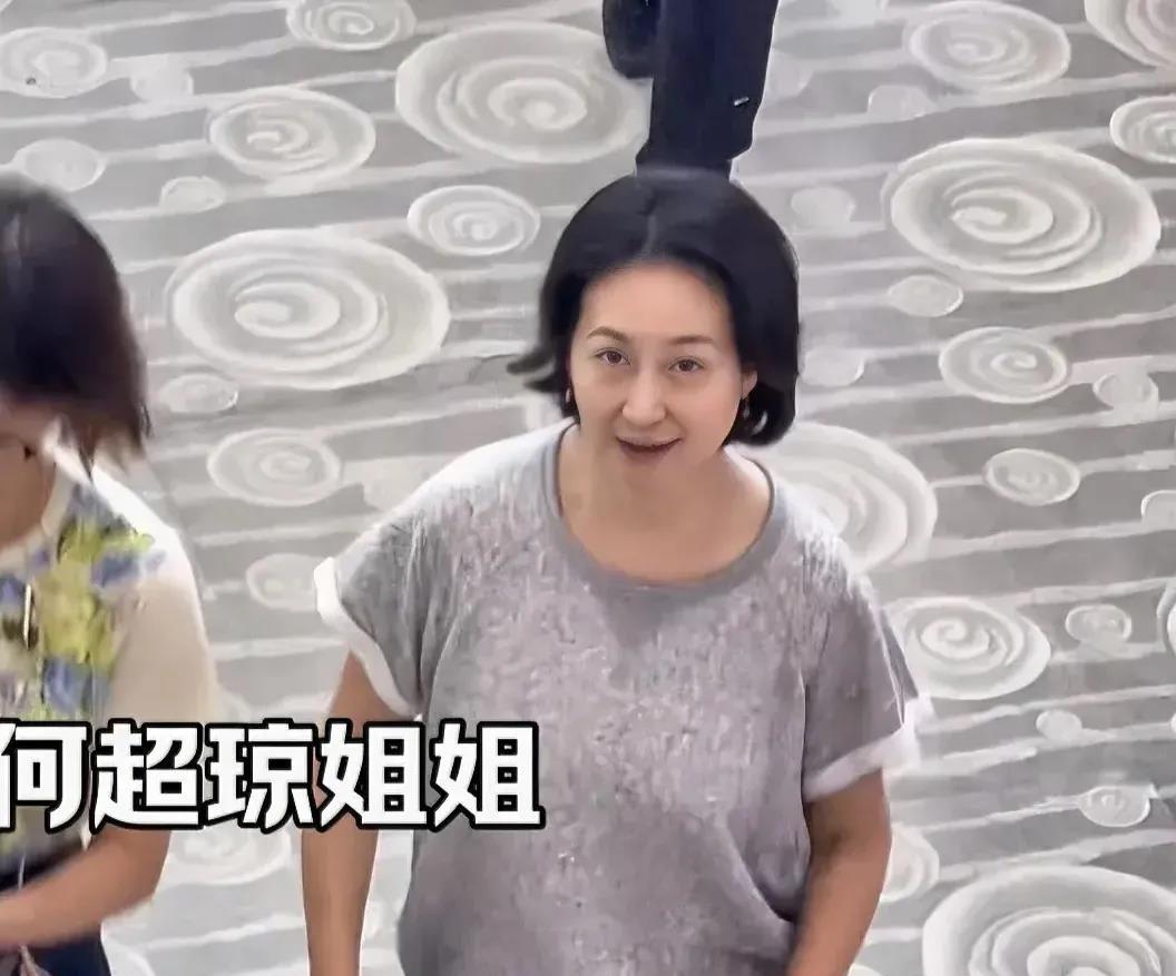 越来越觉得何超琼的妈妈蓝琼缨背了很多黑锅。很多人觉得黎婉华不受宠，因为蓝琼缨夺走
