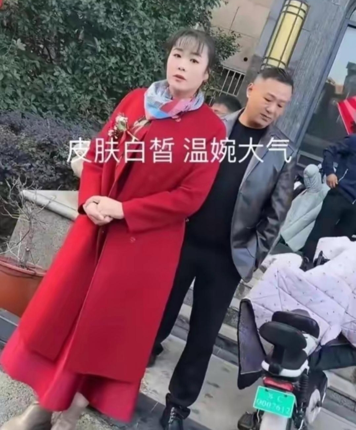 江苏80后漂亮婆婆火出圈，看到旁边的公公，没对比就没伤害[左捂脸][左捂脸]话说
