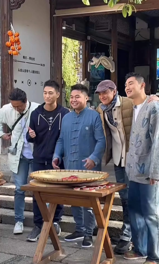 金莎的男朋友有点惨。 他感觉自己根本无法融入。 其他人要么是赌王之子，要么是娱乐
