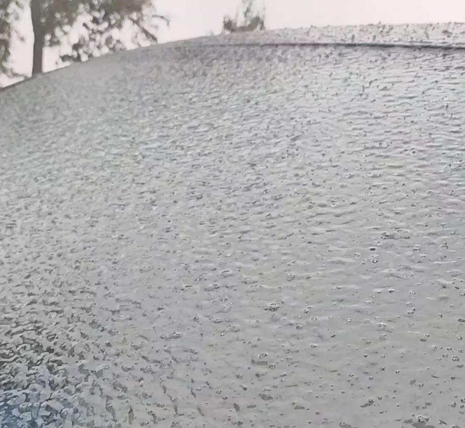 看看这冻雨，就知道为啥湖北选择关闭高速而不是去清理路面了。近日，湖北遭遇罕见的冻