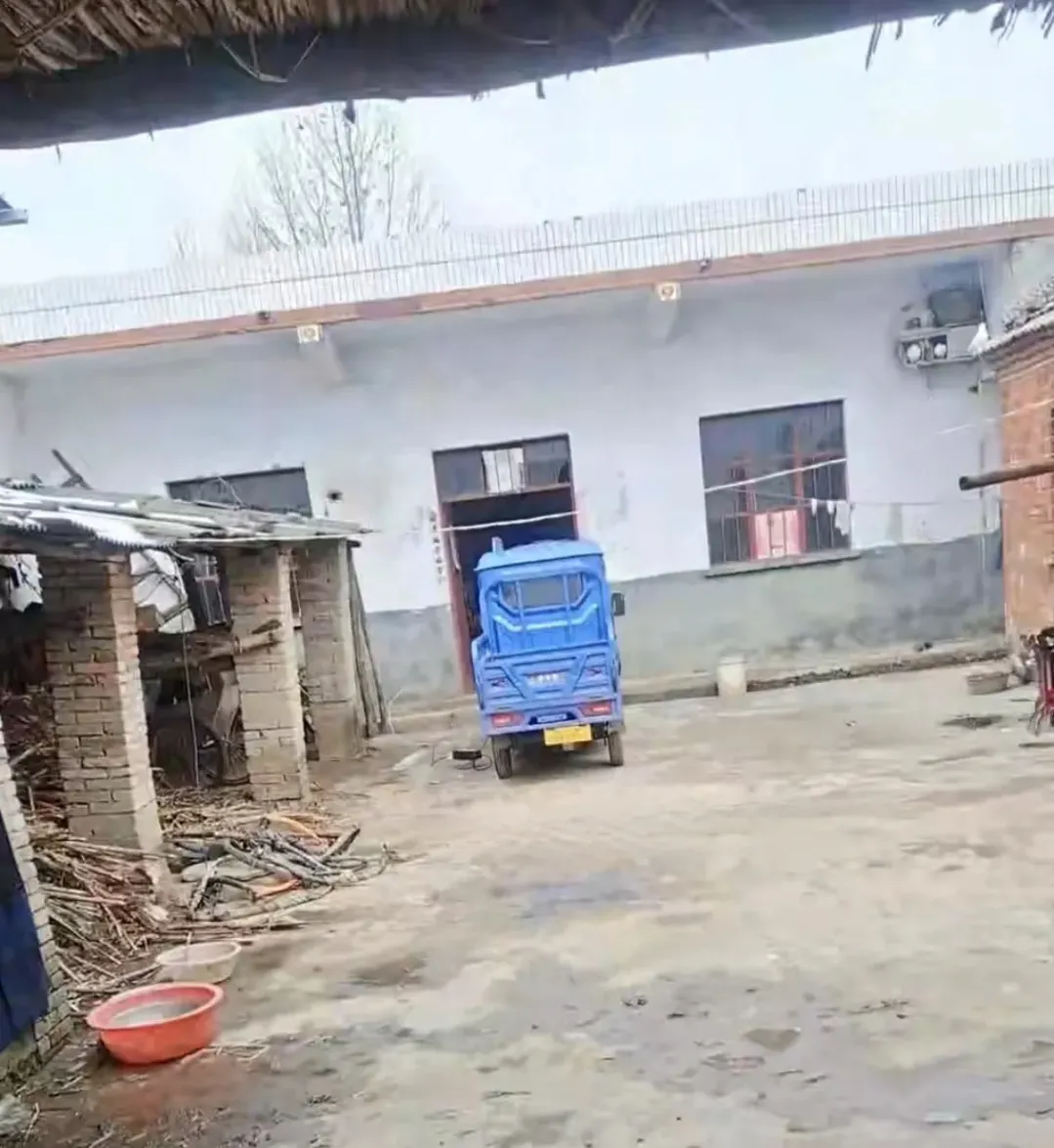 南有些地方穷到你无法想象，这是前天河南南阳学校火灾中一个孩子的家。这个家用“家徒