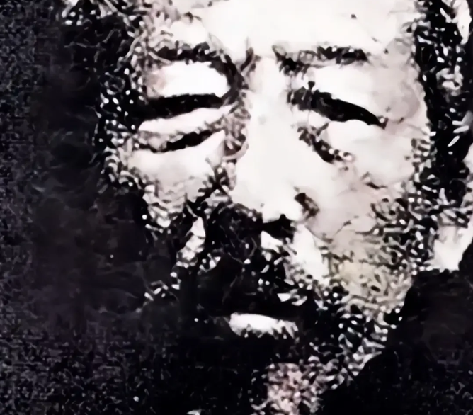 1953年，“了明禅师”被执行枪决，临死前，他平静地提了一个要求：“我罪大恶极，
